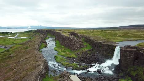 Hermosa-Antena-De-La-Cordillera-Del-Atlántico-Medio-Que-Atraviesa-Thingvellir-Islandia-1