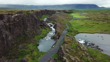 Hermosa-Antena-De-La-Cordillera-Del-Atlántico-Medio-Que-Atraviesa-Thingvellir-Islandia-4