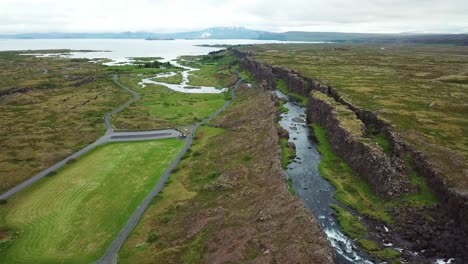 Hermosa-Antena-De-La-Cordillera-Del-Atlántico-Medio-Que-Atraviesa-Thingvellir-Islandia-9