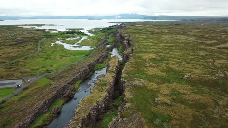 Hermosa-Antena-De-La-Cordillera-Del-Atlántico-Medio-Que-Atraviesa-Thingvellir-Islandia-10