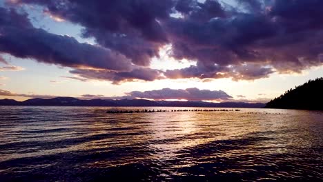 Eine-Schöne-Antenne-über-Dem-Lake-Tahoe-Nevada-Pier-Pfähle-Im-Wasser-Bei-Sonnenuntergang-Oder-Sonnenaufgang