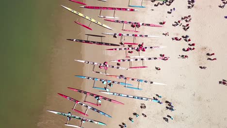 Antena-Sobre-Canoas-Estabilizadoras-En-Una-Playa-Durante-Una-Carrera-De-Remo-En-El-Océano-Pacífico-Cerca-De-Ventura-California-3