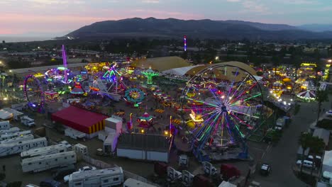 Sonnenuntergangsantenne-über-Einem-Großen-Jahrmarkt-Und-Messegelände-Mit-Riesenrad-Ventura-County-Fair-3