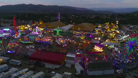 Sonnenuntergangsantenne-über-Einem-Großen-Jahrmarkt-Und-Messegelände-Mit-Riesenrad-Ventura-County-Fair-6