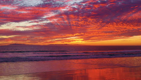 Eine-Erstaunliche-Himmlische-Sonnenuntergangs--Oder-Sonnenaufgangsluftaufnahme-über-Dem-Pazifischen-Ozean-Und-Den-Kanalinseln-In-Ventura-Südkalifornien