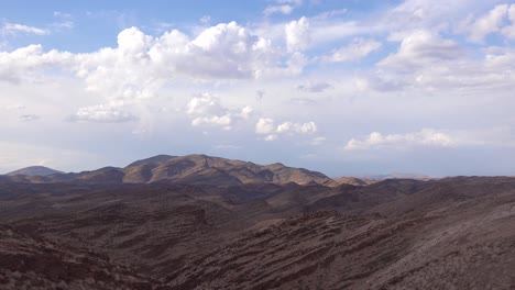 Felsige-Steinformationen-Definieren-Eine-Ungewöhnliche-Geologie-In-Der-Namibwüste-Namibias