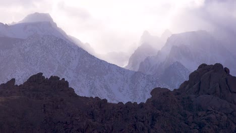 Hermosas-Formaciones-De-Nubes-Sobre-El-Monte-Whitney-En-Las-Montañas-De-Sierra-Nevada-En-Invierno-1
