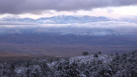 Zeitraffer-Schöne-Panoramaaufnahme-Von-Schneebedeckten-Winterbergen-In-Den-östlichen-Sierra-Nevada-Bergen-Und-Mono-Lake-Kalifornien-1