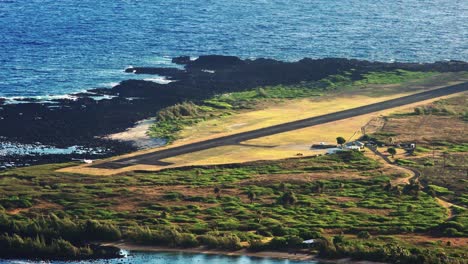 Hochwinkelaufnahme-Des-Flughafens-Kalaupapa-Und-Landung-Des-Kleinen-Flugzeugs-Auf-Der-Insel-Molokai-Hawaii