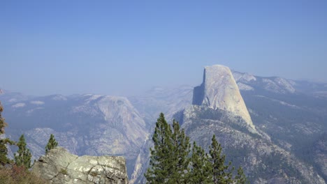 Pan-Horizontal-Half-Dome-Y-La-Alta-Sierra-De-La-Cordillera-De-Washburn-Point,-El-Parque-Nacional-De-Yosemite,-California-1
