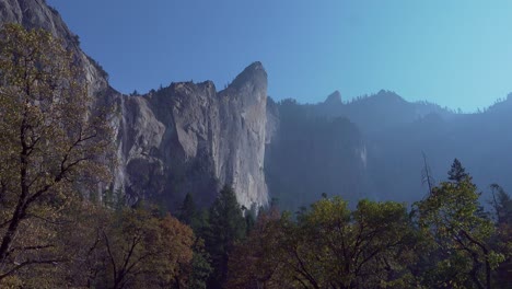 Bridalveil-Falls-Visto-Desde-El-Suelo-Del-Valle-Es-Un-Goteo-Lento-Durante-La-Temporada-De-Otoño-En-El-Parque-Nacional-De-Yosemite,-CA
