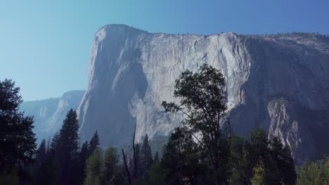 La-Nariz-De-El-Capitan-Una-De-Las-Escaladas-En-Roca-Grandes-Paredes-Grandes-Se-Eleva-Desde-El-Suelo-Del-Valle-De-Yosemite-Yosemite-Np-Ca