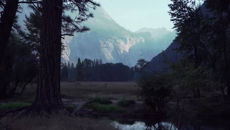 La-Luz-De-La-Madrugada-Rastrilla-Una-Pared-De-Granito-En-El-Valle-De-Yosemite,-El-Parque-Nacional-De-Yosemite,-California