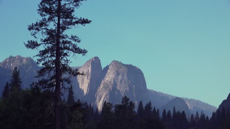 Alejar-La-Luz-De-La-Mañana-Temprano-Rastrillando-Una-Pared-De-Granito-En-El-Valle-De-Yosemite,-El-Parque-Nacional-De-Yosemite,-California-1