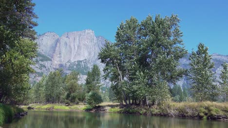 Horizontaler-Pan-Merced-River-Und-Yosemite-Valley-Granitwände-Von-Swinging-Bridge-Yosemite-National-Park-Kalifornien