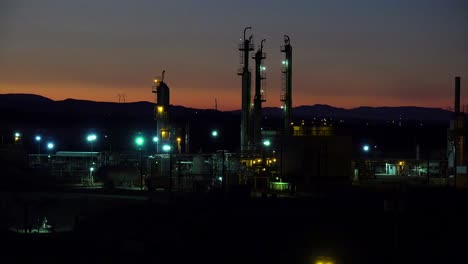 Etablierung-Von-Aufnahmen-Einer-Ölraffinerie-Bei-Nacht-1