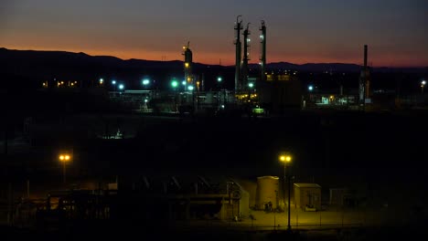 Etablierung-Von-Aufnahmen-Einer-Ölraffinerie-Bei-Nacht-4