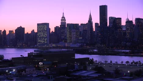 Schöne-Dämmerung-Oder-Nachtaufnahme-Der-Skyline-Von-New-York-Manhattan-1