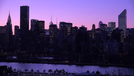 Schöne-Dämmerung-Oder-Nachtaufnahme-Der-Skyline-Von-New-York-Manhattan-5