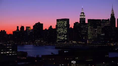 Schöne-Tiefe-Dämmerung-Aufnahme-Der-Skyline-Von-Manhattan-New-York-Bei-Nacht-1