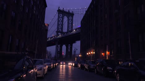 Eine-Schöne-Aussicht-Auf-Eine-Brooklyn-New-York-Street-Mit-Dem-Brückenhintergrund-Und-Den-Wohnungen-Im-Vordergrund-1