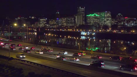 Gute-Aufnahmen-Von-Autobahn--Oder-Autobahnverkehr-In-Der-Nacht-Mit-Dem-Skyline-Hintergrund-Der-Stadt-Portland-Oregon-3
