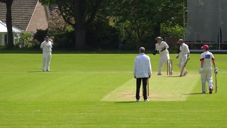 El-Deporte-Del-Cricket-Se-Juega-En-Un-Campo-De-Césped-Verde-En-Inglaterra.