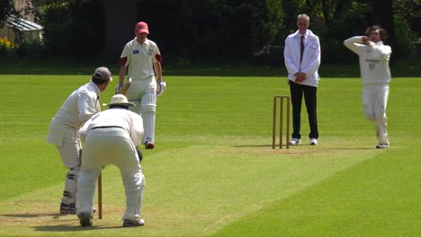 El-Deporte-Del-Cricket-Se-Juega-En-Un-Campo-De-Césped-Verde-En-Inglaterra-3