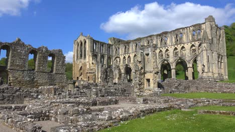 Eine-Einleitende-Aufnahme-Der-Verlassenen-Kathedrale-Von-Rievaulx-Abbey-In-England?