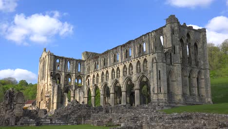 Eine-Einleitende-Aufnahme-Der-Verlassenen-Kathedrale-Der-Abtei-Rievaulx-In-England-1