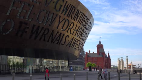 Buen-Disparo-De-Establecimiento-Del-Millennium-Center-En-Cardiff,-Gales-5