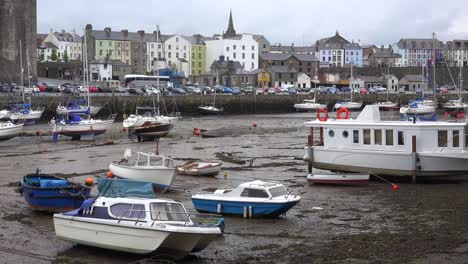 Die-Stadt-Caernarfon-Bei-Ebbe-Mit-Gestrandeten-Booten-In-Wales