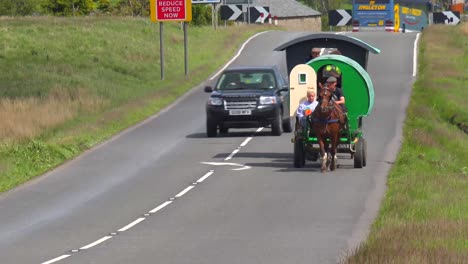 Verkehr-übergibt-Einen-Zigeuner-Pferdewagen-Und-Reiter-Im-Ländlichen-England