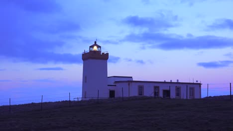 Un-Faro-Emite-Una-Luz-Desde-El-Punto-Más-Septentrional-De-Escocia.