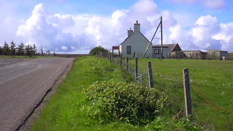 Schöne-Gewitterwolken-Bilden-Sich-Hinter-Abgelegenen-Farmen-In-Der-Nähe-Von-John-O&#39;Groats-Schottland