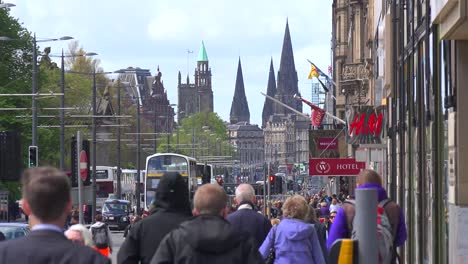 Una-Toma-De-Establecimiento-De-Gente-Caminando-Por-Las-Calles-De-Edimburgo,-Escocia