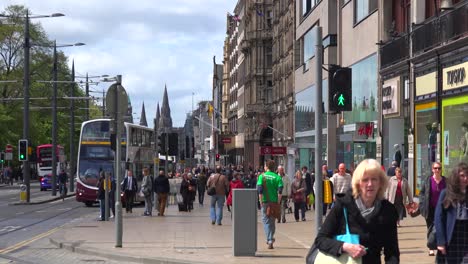 Una-Toma-De-Establecimiento-De-Gente-Caminando-Por-Las-Calles-De-Edimburgo,-Escocia-1