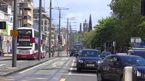 Autobuses-Y-Automóviles-Que-Pasan-Por-Las-Calles-De-Edimburgo,-Escocia