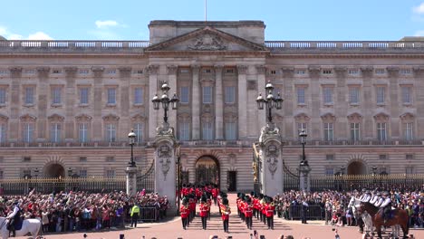 The-changing-of-the-guard-at-Buckingham-Palace-London