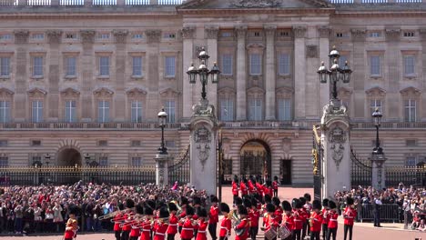 The-changing-of-the-guard-at-Buckingham-Palace-London-1