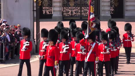 Die-Wachablösung-Im-Buckingham-Palace-London-2