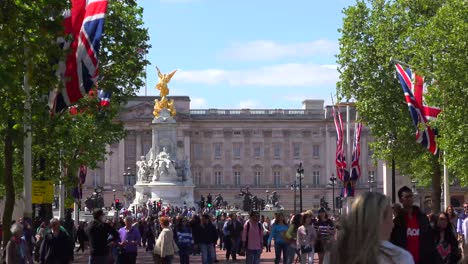 Einrichten-Des-Buckingham-Palace-London-Mit-Britischen-Flaggen-Und-Touristenmassen