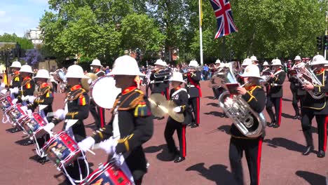 Britische-Armeeveteranen-Marschieren-In-Einer-Zeremoniellen-Parade-Durch-Das-Einkaufszentrum-In-London-England