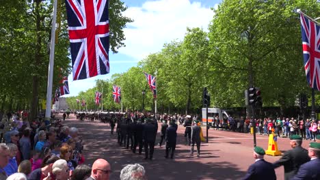 Los-Veteranos-Del-Ejército-Británico-Marchan-En-Un-Desfile-Ceremonial-Por-El-Centro-Comercial-De-Londres,-Inglaterra-2