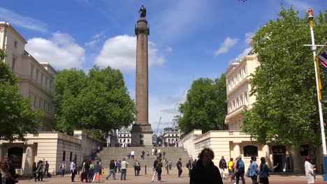 Un-Disparo-De-Establecimiento-De-Trafalgar-Square,-Londres,-Inglaterra-En-Un-Día-Soleado