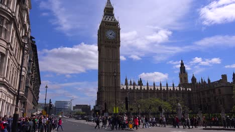 Verkehr-Vorbei-An-Big-Ben-Und-Houses-Of-Parliament-In-London-England