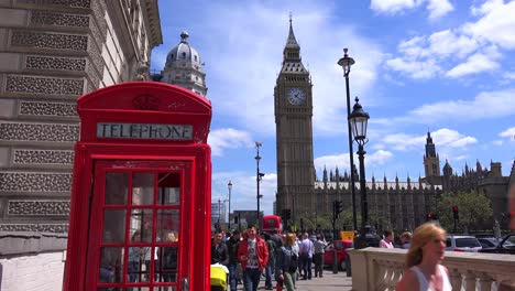Eine-Ikonische-Rote-Telefonzelle-Vor-Big-Ben-Und-Houses-Of-Parliament-In-London-England-1