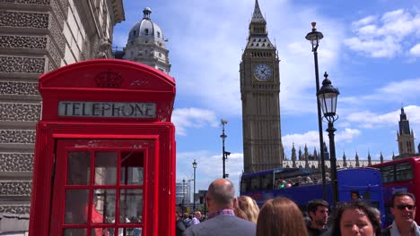 Una-Icónica-Cabina-De-Teléfono-Roja-En-Frente-Del-Big-Ben-Y-Las-Casas-Del-Parlamento-En-Londres,-Inglaterra-2