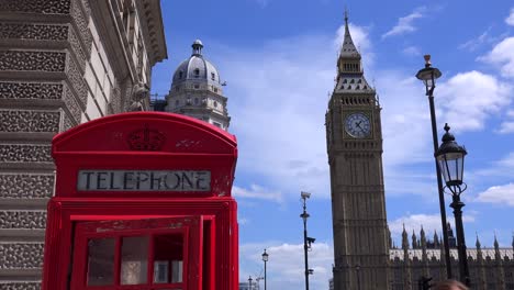 Una-Icónica-Cabina-De-Teléfono-Roja-En-Frente-Del-Big-Ben-Y-Las-Casas-Del-Parlamento-En-Londres,-Inglaterra-4