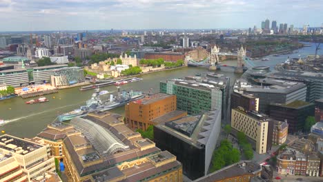 Eine-Hohe-Luftweite-Aufnahme-Von-London-Mit-Dem-Vordergrund-Der-Themse-Und-Dem-Entfernten-Finanzviertel